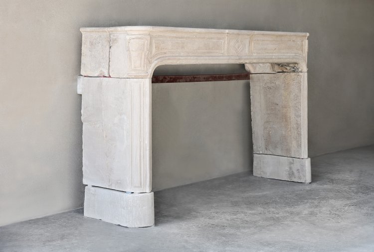 Campagnarde style mantle